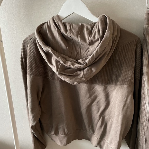 woman’s nike tracksuit - Picture 3 of 4